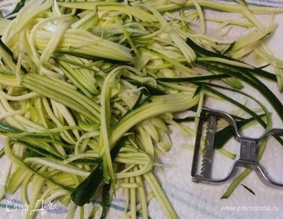 Понадобятся 2 маленьких плотных цукини, которые нужно помыть и нарезать соломкой. Лучше для этого использовать специальную терку для корейской моркови. Я это делаю с помощью специального ножа (см. фото), но можно также использовать и обычную терку.