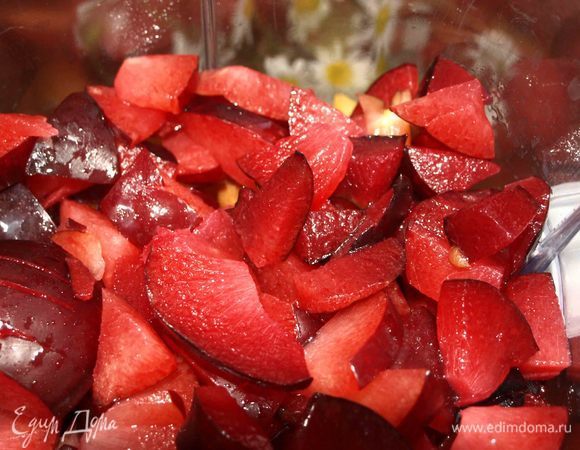 Сливы нарезать (вес указан без косточек). Складываем в чашу блендера.