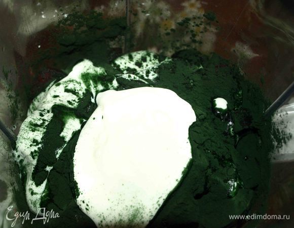 Добавляем йогурт, сироп агавы. Если необходимо, то добавьте немного холодной воды. Все взбиваем в однородную массу.