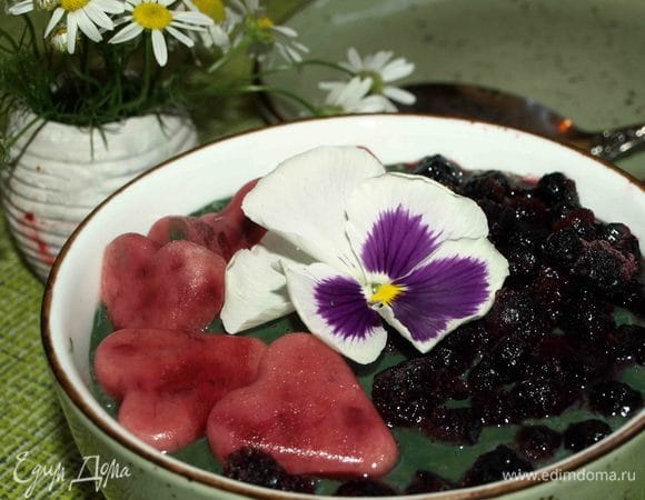 Украшаем на свое усмотрение и вкус. У меня замороженный йогурт с ягодами, предварительно замороженная черника.