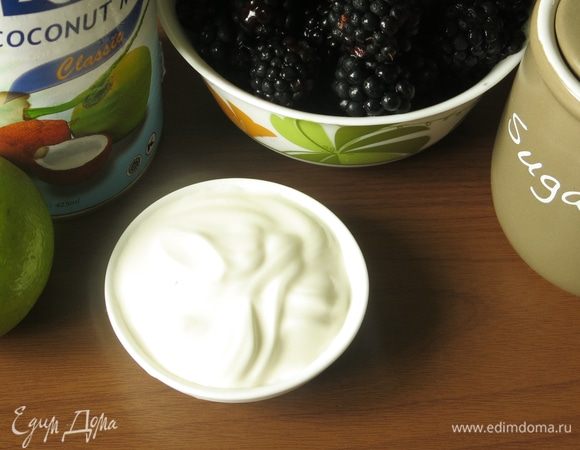 Подготовим продукты. Банку кокосового молока, сливки, ягоды, лайм и сахар коричневый.