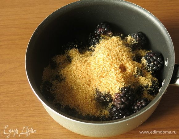 Отделяем по 1–2 ягодки ежевики на формочку. Соединяем сахар и оставшуюся ежевику, нагреваем три минуты.