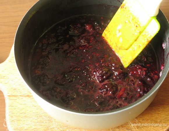 Ягоды пускают сок. Получается быстрый джем.