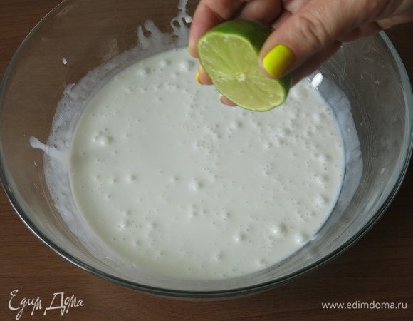 Выжимаем половинку лайма.