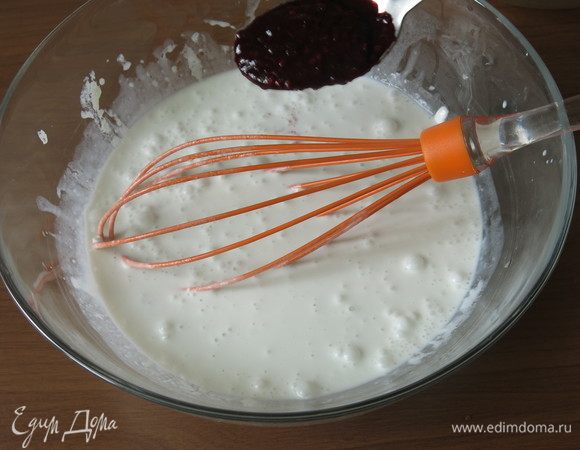 Кладем третью часть ежевики к молоку, перемешиваем.