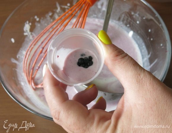 В формочки кладем пару ягод ежевики, наливаем молоко, оставляя чуть незаполненные формочки.