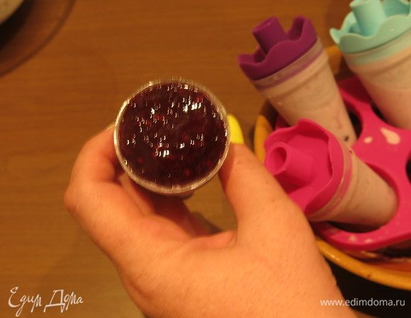 Даем чуть замерзнуть, минут 30, наливаем ежевику. Можно к молоку добавить всю ежевику (шаг 8), тогда мороженое будет более насыщенного цвета и замораживать конусы сразу же, не слоями. Замораживаем 3–3,5 часа.