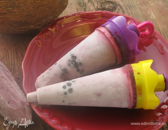 Вот такое мороженое получается, зонтики — мороженое с прослойкой ягод и конусы — мороженое из насыщенного ежевикой кокосового молока. Мороженое с кислинкой лайма, с кисло-сладкой ежевикой. Перед подачей даем чуть оттаять. Приятного аппетита!