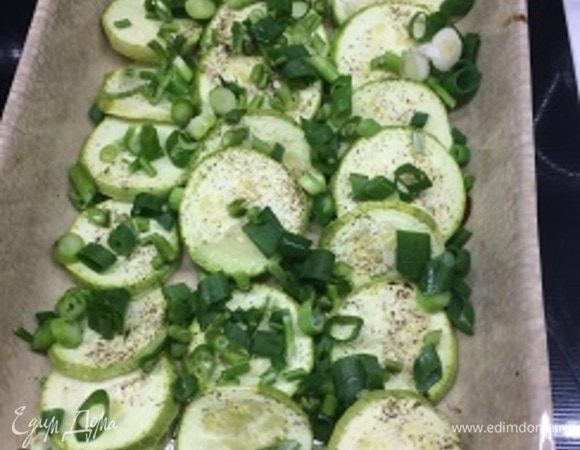 На запеченные кабачки выкладываем любимую зелень.