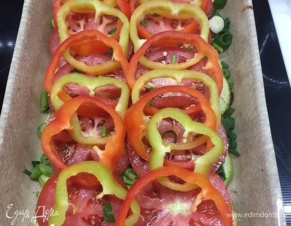 Затем помидоры кружочками и перец колечками. Солим и перчим по вкусу и поливаем оливковым маслом. Продолжаем запекать еще 10–15 минут.