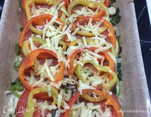 Затем посыпаем тертым сыром и еще на минут 5 в духовку.