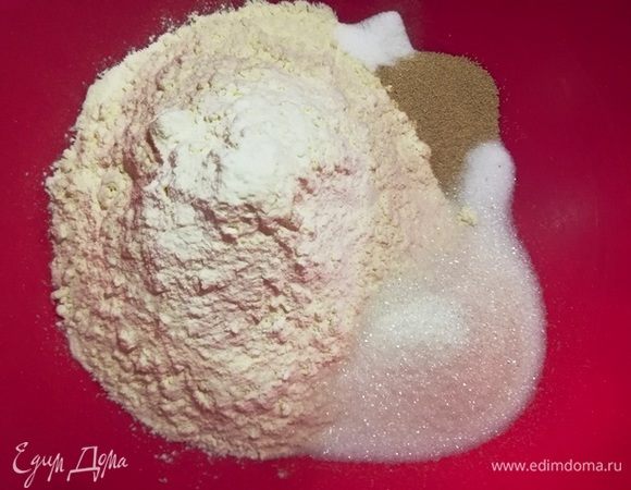 Отмеряем муку, сахар, соль, дрожжи, ванилин. Перемешиваем.