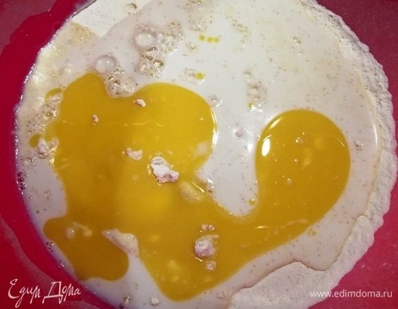 Вливаем теплое растопленное сливочное масло и теплое молоко.