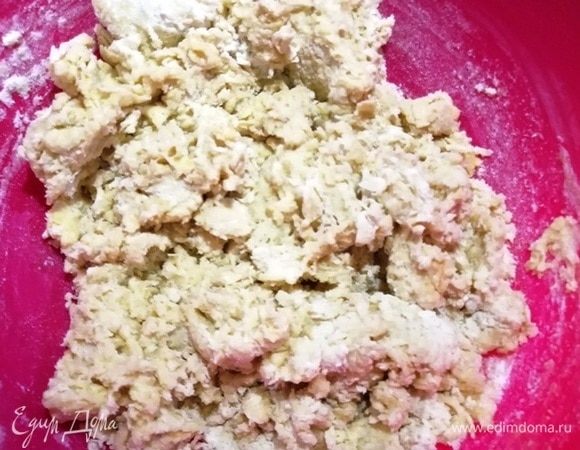 Начинаем замешивать тесто. У меня ушло ровно столько муки, сколько указано в рецепте.