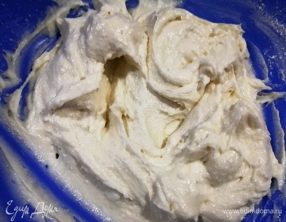 А пока подготовим начинки. Творог с 1 столовой ложкой молока пробиваем погружным блендером, смешиваем с ванилином и сахарной пудрой.