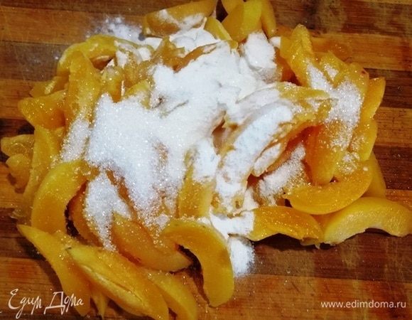 Спелые абрикосы нарезаем, смешиваем с крахмалом и сахаром.