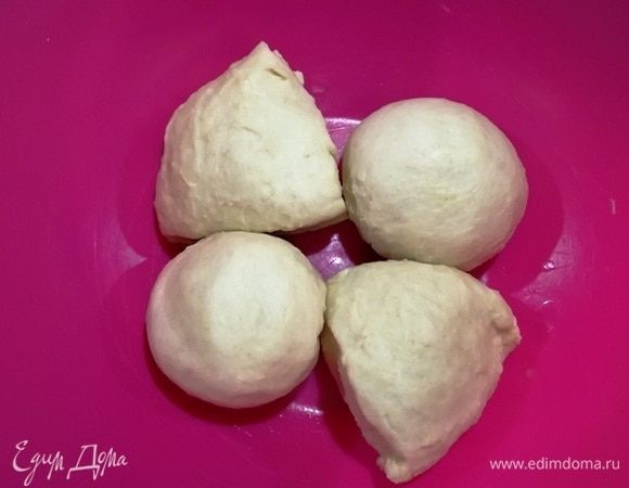 Обминаем тесто. Я прямо в чаше делю шар на 4 части, подкатываю каждую заготовку в шарик. Накрываем шарики и даем отдохнуть им 5 минут.