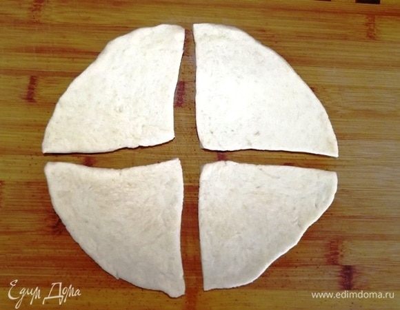 Делаем рогалики с творожной начинкой. Берем один шарик и тонко раскатываем его.