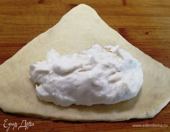 Выкладываем на широкий край 1,5 ч. л. творожной начинки.