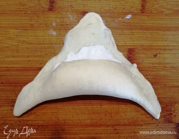Огибаем начинку тестом и залепляем боковые стороны.