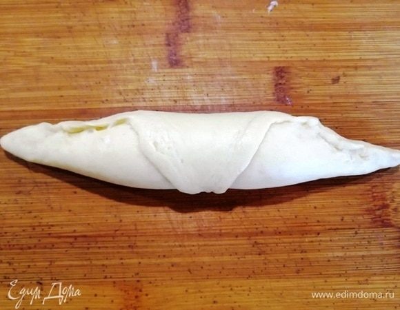 Закручиваем трубочкой и скрепляем швы.