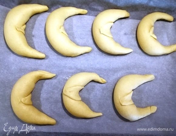 Выкладываем рогалики на противень. Накрываем и оставляем на 10 минут.