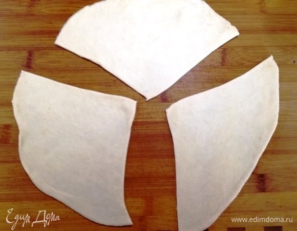 Булочки с абрикосовой начинкой. Шарик теста тонко раскатываем и разрезаем на 3 части.