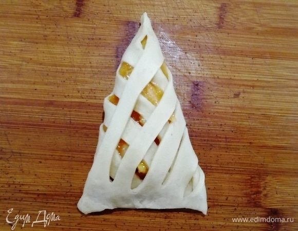 Накрываем вторым краем теста. Низ треугольника прижимаем пальчиками.