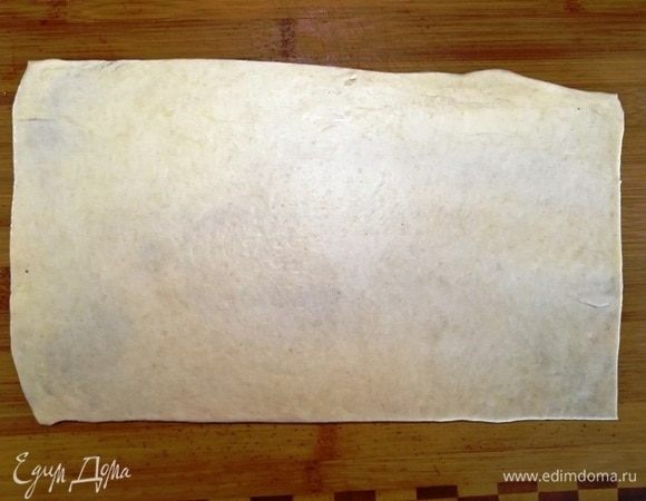 Рулет с вишнево-абрикосовой начинкой. Я использовала коктейльную вишню, вы можете взять обычную и посыпать ее сахаром. Тесто тонко раскатываем в прямоугольник.