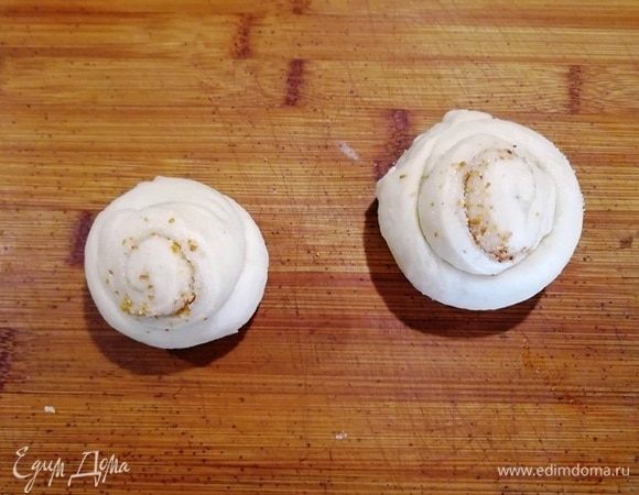 Из остатков теста я просто сделала обычные сахарные булочки.