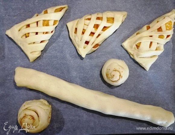 Переносим все заготовки на противень. Накрываем, оставляем на 10 минут, смазываем взбитым яйцом, посыпаем сахаром. Выпекаем 20 минут при 180°C.