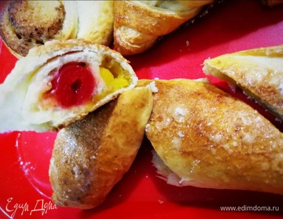 Вишнево-абрикосовый рулет в разрезе.