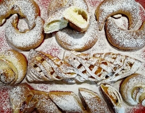 Перекладываем нашу выпечку и посыпаем сахарной пудрой.