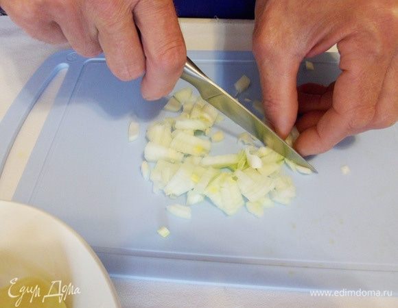 Одну небольшую луковицу очистить и мелко нарезать.
