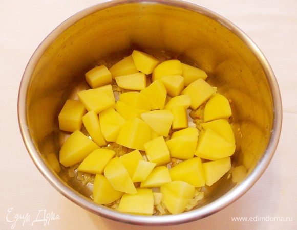 Затем добавляю в кастрюлю к луку картофель.