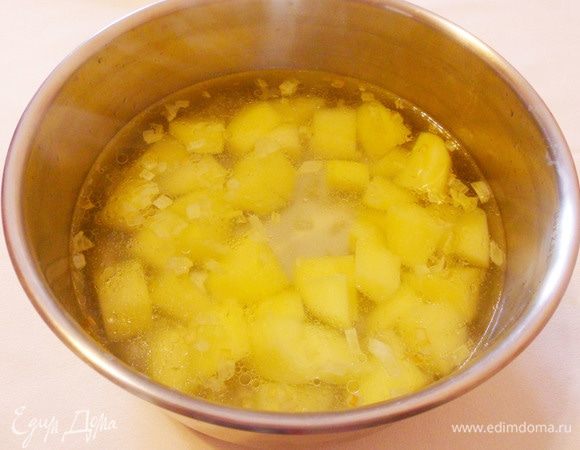 Заливаю одним литром кипятка. Теперь нужно довести до кипения и варить на медленном огне около 10 минут.