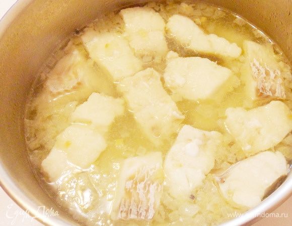 Чтобы уха получилась особенно вкусной, ее нужно варить на самом медленном огне, не давая кипеть. Уха должна томиться! Теперь только осталось добавить секретные ингредиенты, которые полностью преобразят вкус ухи и превратят ее из обычной ухи в уху поморскую.