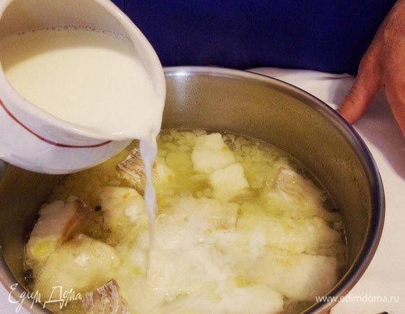 Вливаю в кастрюлю горячее вскипевшее молоко.