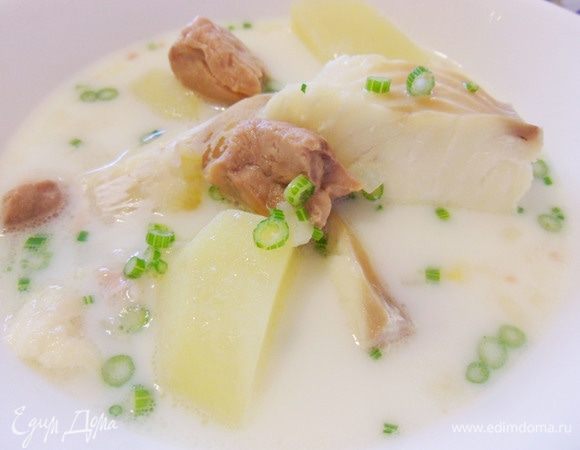 Несмотря на то, что уха сварена из замороженной трески и консервированной печени, кастрюля просто благоухает свежей рыбой. Разливаем горячую поморскую уху по тарелкам, домашних моих звать не надо, они уже давно томятся в ожидании ухи.