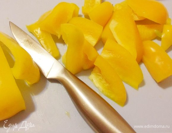 Перец болгарский вычистить от семян и перегородок, нарезать совершенно произвольно.