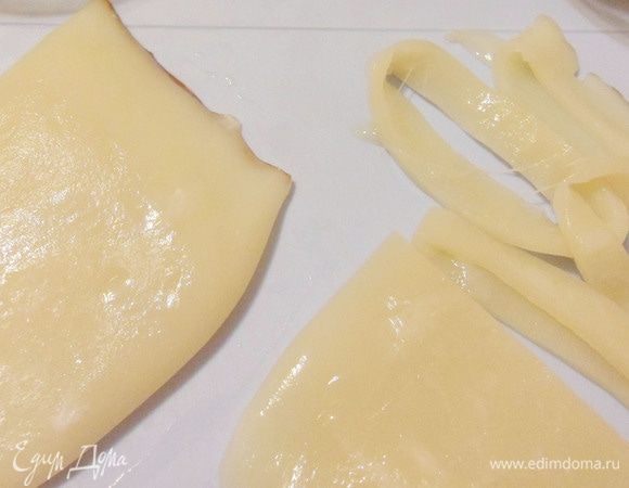 У меня — очищенные и полностью готовые к применению тушки кальмаров. Осталось только их разморозить. Затем нарезать колечками.