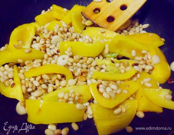 Аккуратно перемешать эту смесь. Обжаривать на среднем огне, постоянно помешивая, до тех пор, пока орешки не станут золотисто-коричневого цвета.