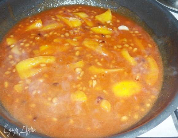 Затем влить в сковороду белое вино, довести до кипения, тушить на медленном огне около 5 минут. Теперь необходимо добавить томатный соус. Можно также использовать измельченные томаты, томаты в собственном соку, предварительно уварив их до желаемой густоты. Довести содержимое сковороды до кипения и тушить еще около 5–10 минут до мягкости сладкого перца. Любителям острой пищи можно добавить измельченный перец чили по вкусу. Посолить.