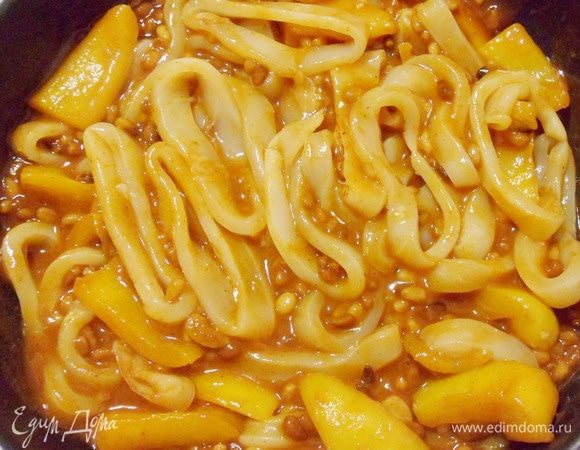 Тушить кольца кальмара 3–4 минуты при постоянном помешивании.