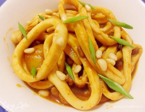 При подаче можно украсить блюдо кедровыми орешками и зеленым луком. Подавайте к столу как горячую закуску или как основное блюдо с нейтральным гарниром (отварной рис, паста и т. д).