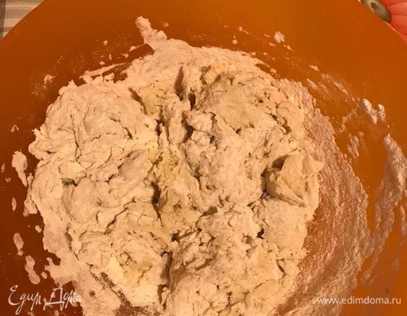 Далее добавляем муку и масло. Замешиваем и оставляем в тепле на час.