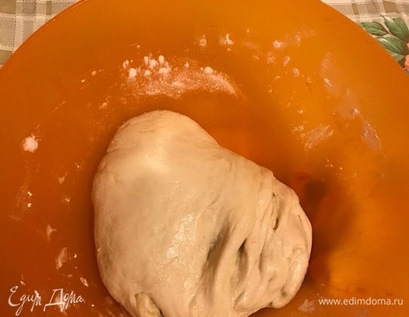 Можно посыпать сверху мукой, пока будет подниматься.