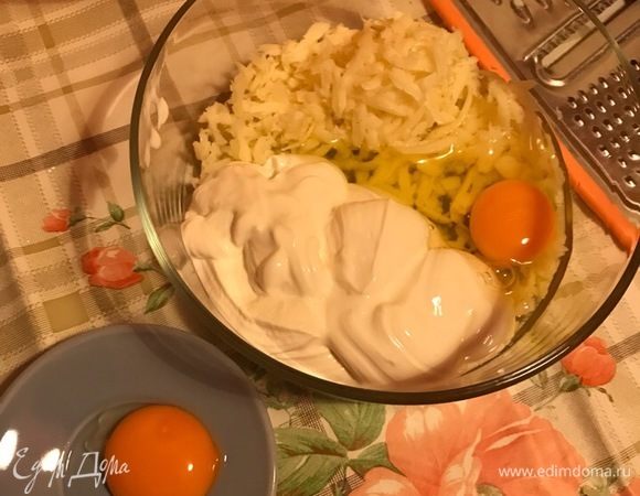 Пока приготовим начинку. Тертый сыр, сливки и яйца смешиваем. От второго яйца оставляем желток, чтобы в дальнейшем смазать наш пирог. Сыр можно использовать любой. Я делала пирог и с Пармиджано, и с Российским сыром — всегда было вкусно.