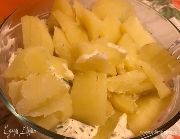 Отварить картофель, но так, чтобы он не разваливался, а был немного недоваренный. Так он будет нарезаться легче, да и при смешивании с остальной начинкой не превратится в кашу. Солю и перчу на этой стадии.