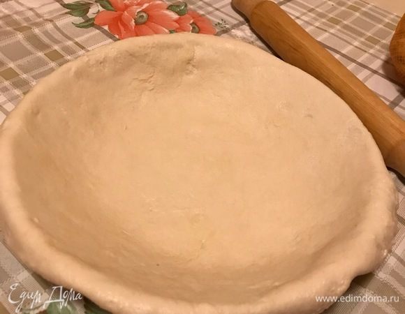 Дальше все просто. Берем любимую форму и под нее раскатываем тесто.